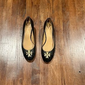 Tory Burch Cap-Toe Women's Logo Pumps